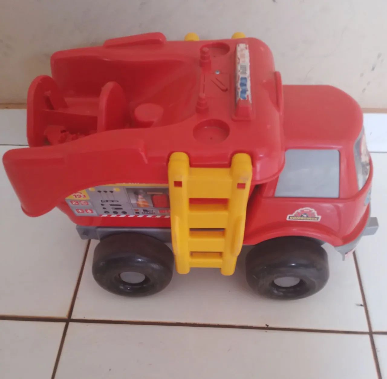 Carro do bombeiro de brinquedo usado  - Foto 5