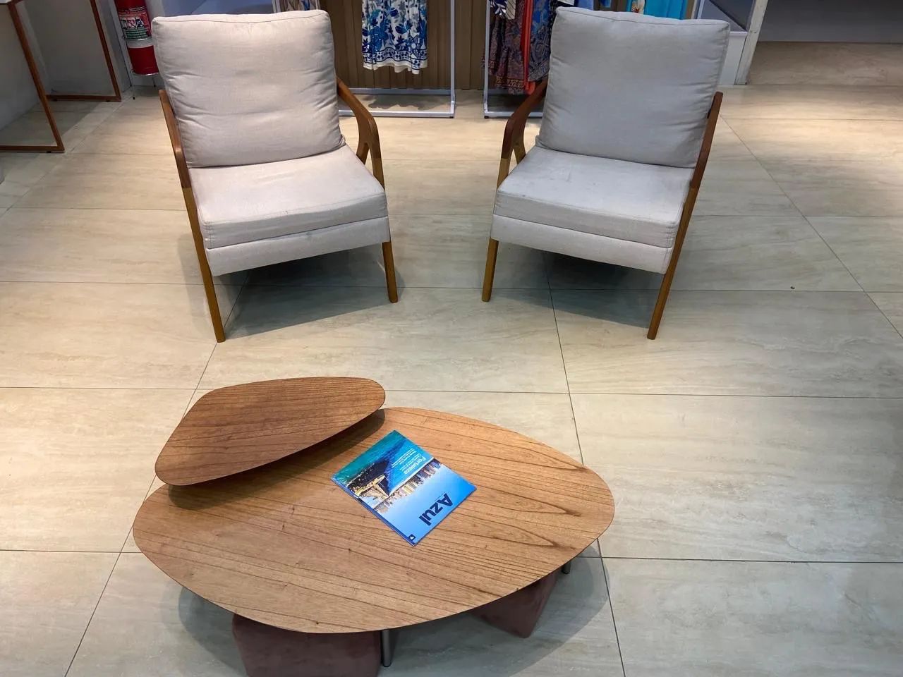 Poltronas + mesinhas de centro 