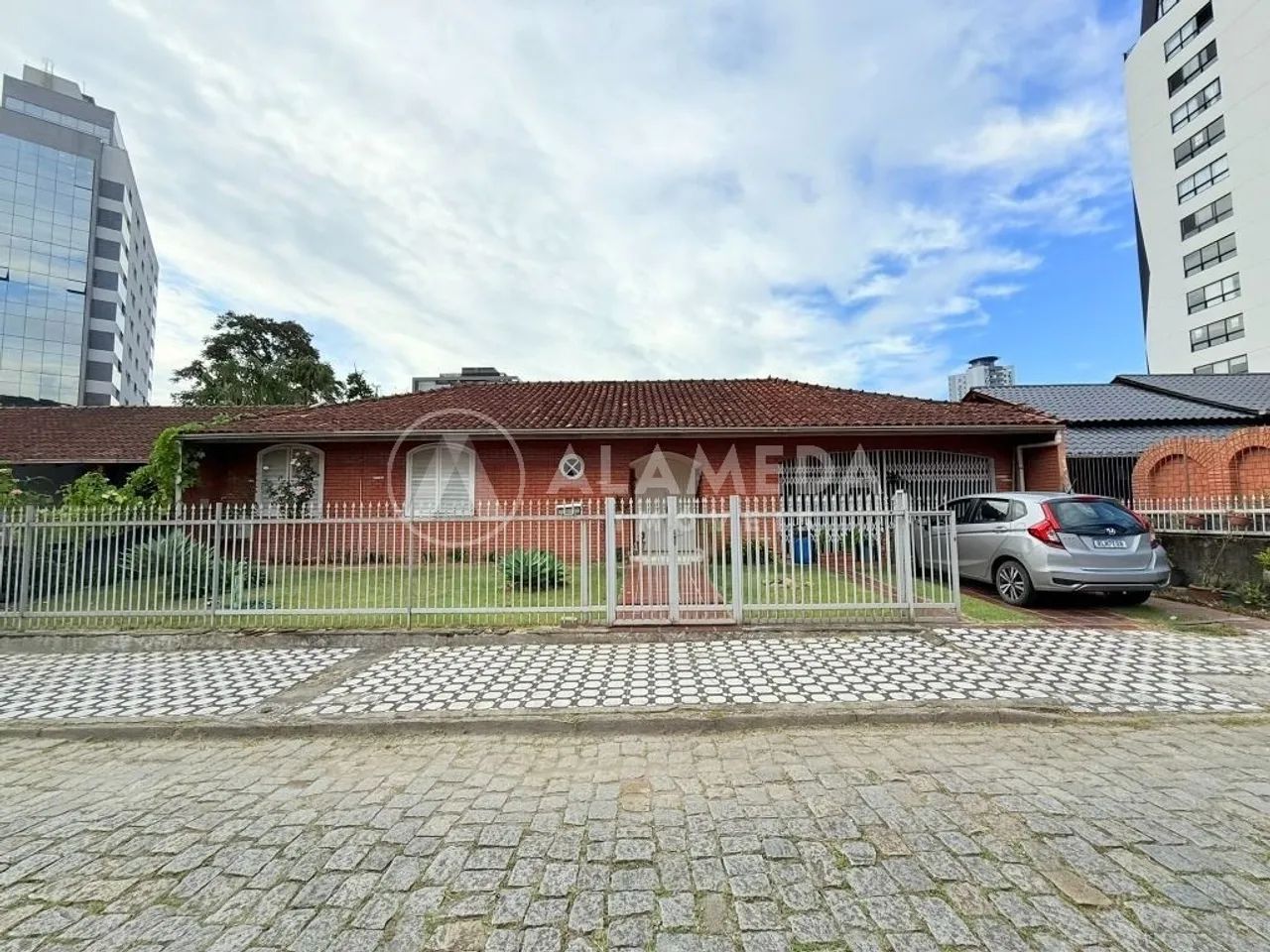 CASA À VENDA NO BAIRRO VILA NOVA.