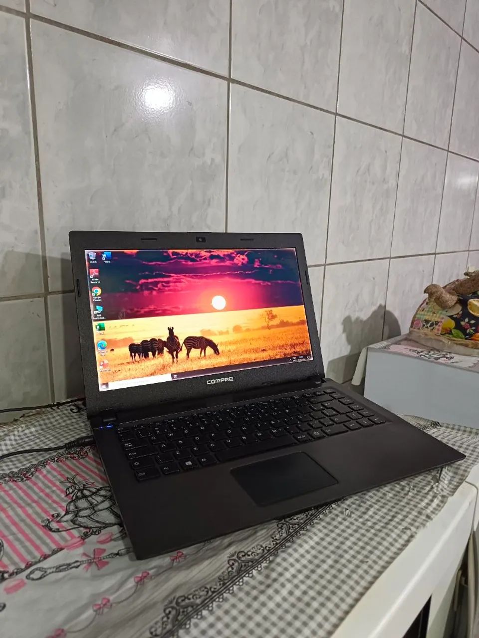 Notebook compac com 4gb memória, teclado ok, carregador.