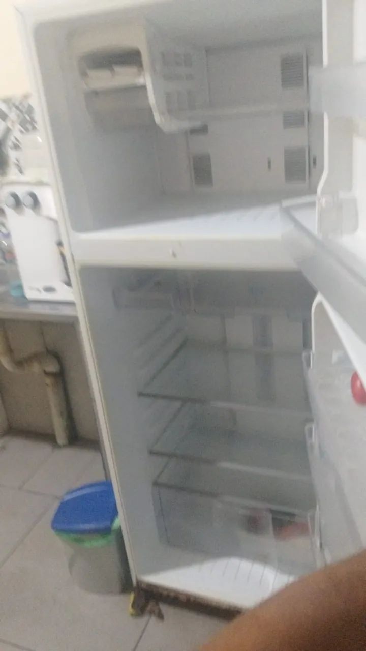 Vendo geladeira com defeito no compressor forte freee marca panasonic - Foto 3