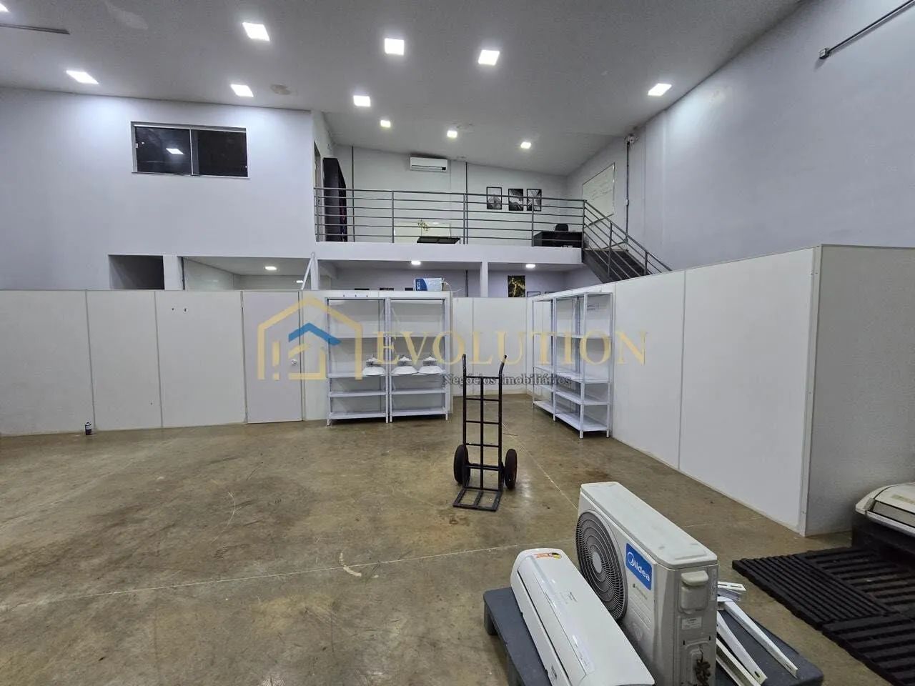 Aluga-se Galpão Comercial com Mezanino Mobiliado - Foto 3