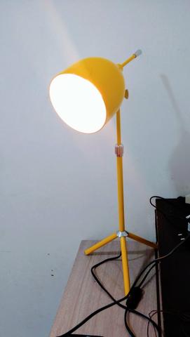 Luminária amarela de mesa - Foto 5