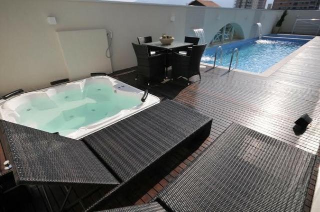 Lindo apto na Meia Praia - Mobiliado e Decorado/ 3 Suítes +2 Vagas , Lazer Completo