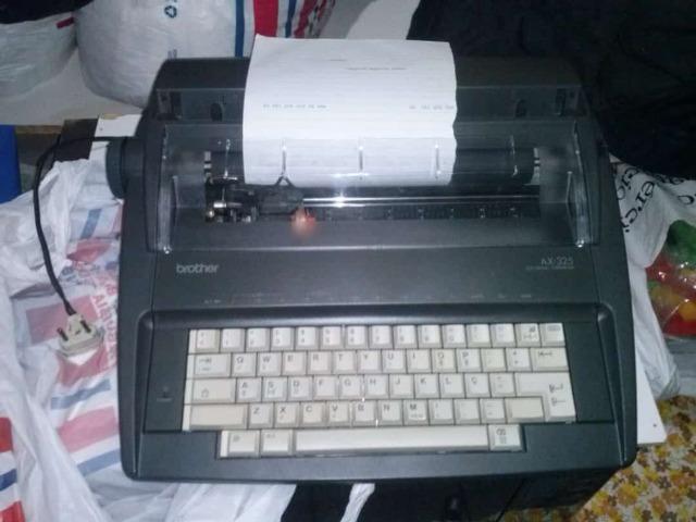 Máquina de escrever eletrônica