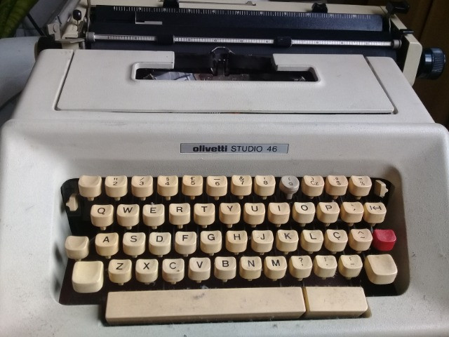 Máquina de escrever da década de 80 - funcionando