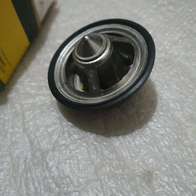 Trator escavadeira John deere válvula termostatica nova original RE529270 - Foto 2