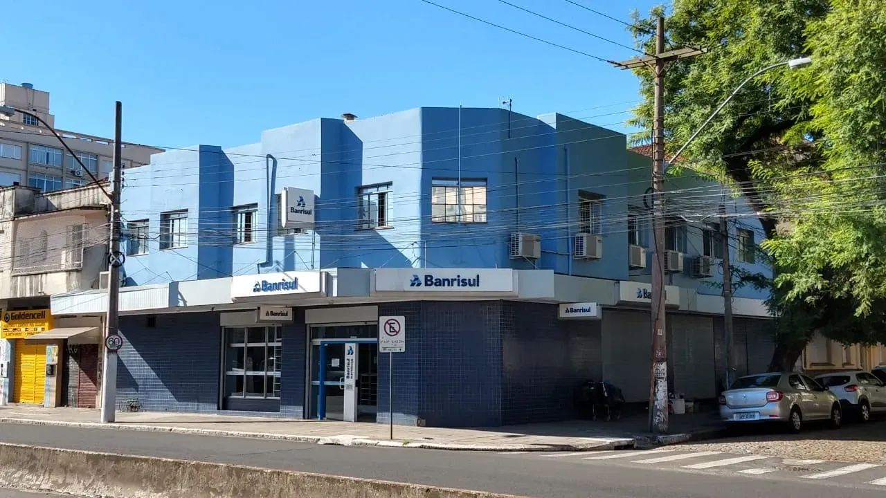 Loja Comercial para Alugar com 550m² no bairro Farroupilha . Excelente localização! Área ú