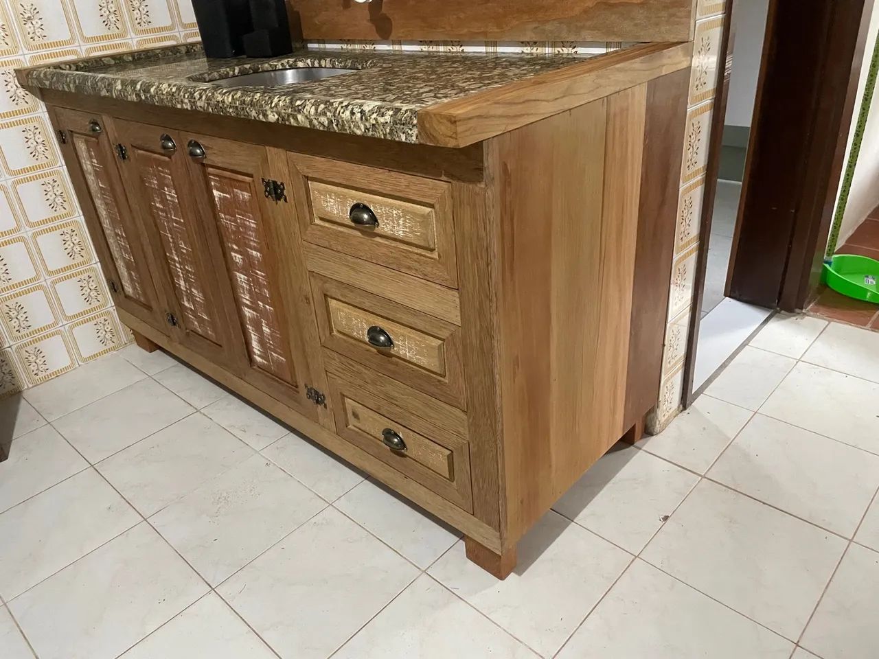 Móveis em madeira maciça 