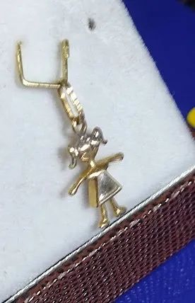 Pingente Menina Sai Pedra Zircônia  Triângulo Ouro 18 Kilates 0.80 Grama 16 mm             - Foto 5