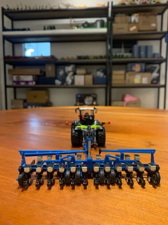 Miniatura plantadeira Kinze 3605 1/64 16 linhas  - Foto 4