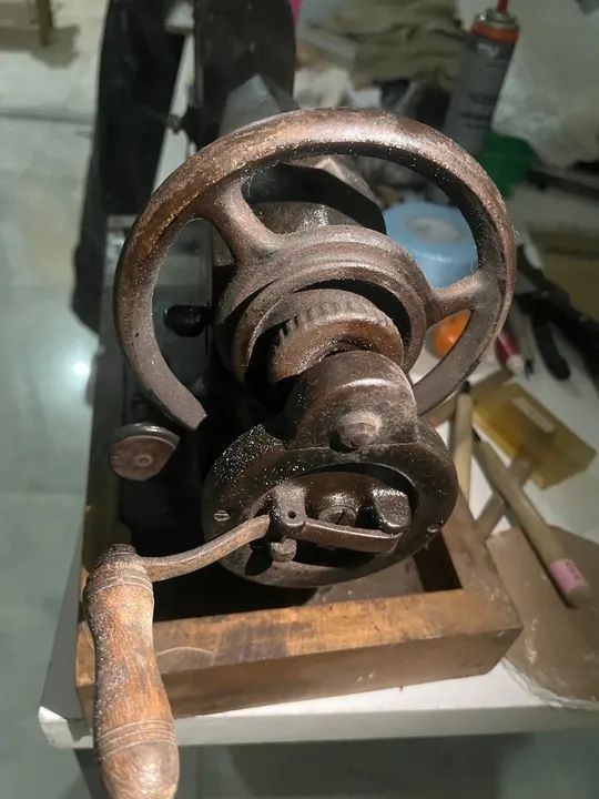 Máquina de costura alemã antiga - Foto 4