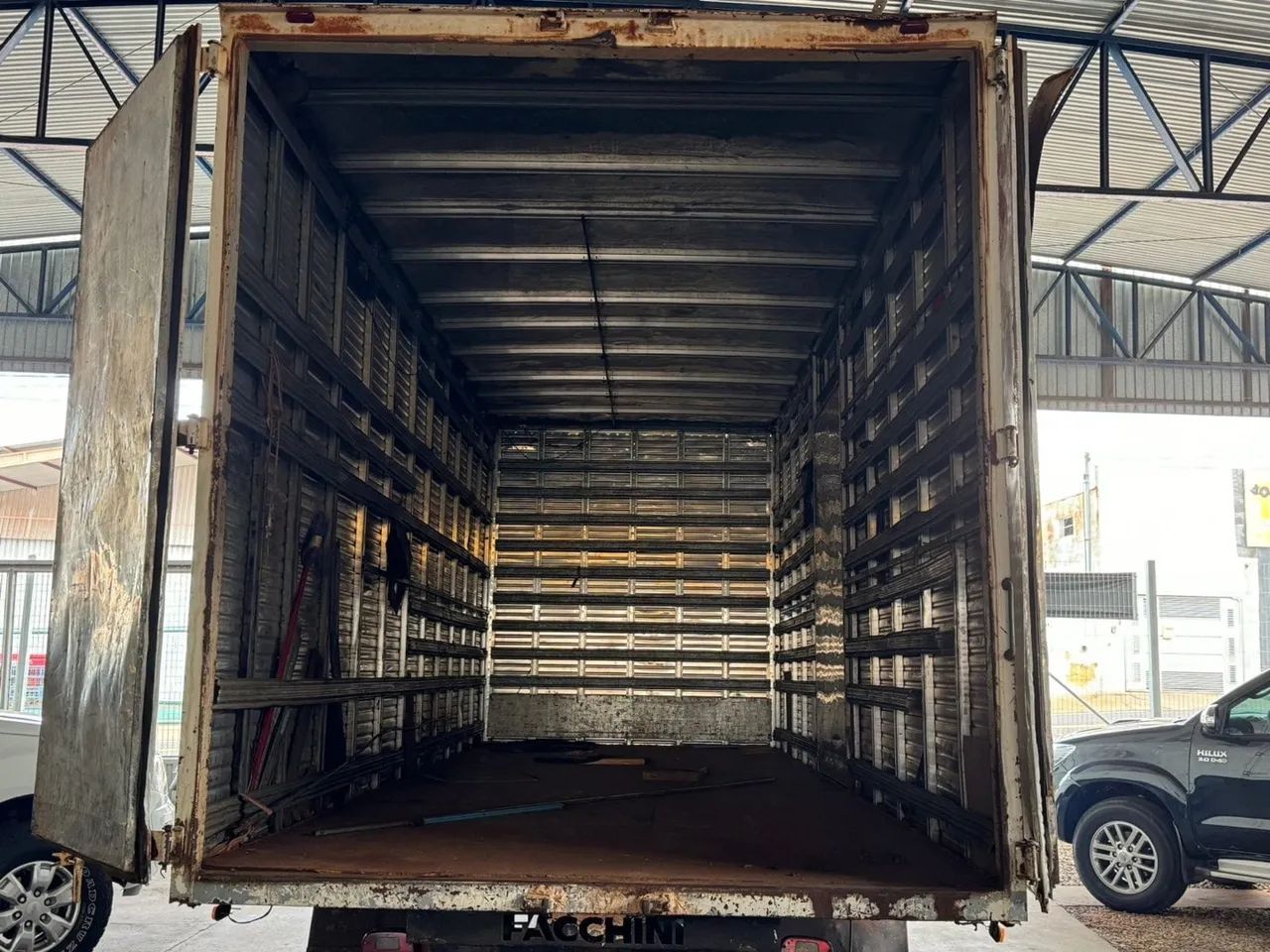 Vendo ou troco caminhão baú volks 8120 ano 2006 revisado só pegar e andar - Foto 5