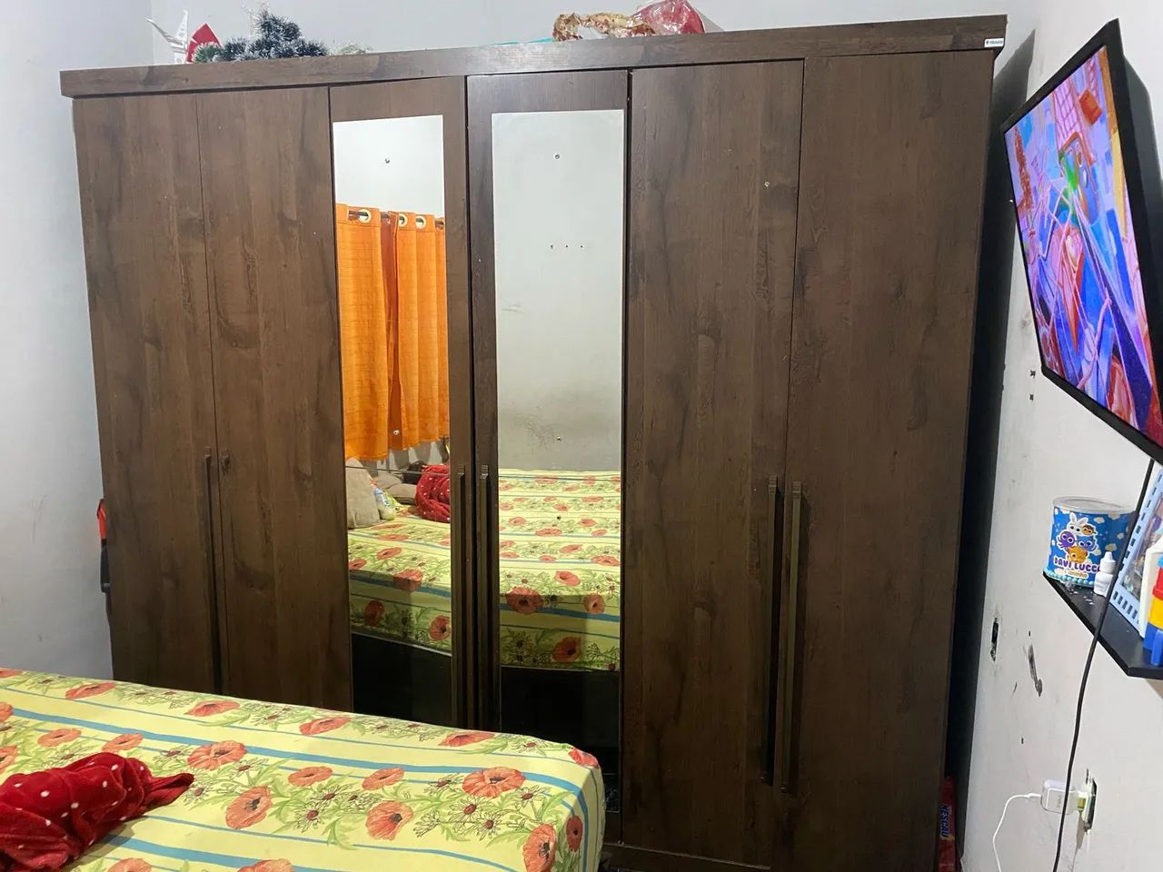 Vendo Guarda-Roupa de 6 Portas ou troco por uma TV smart 