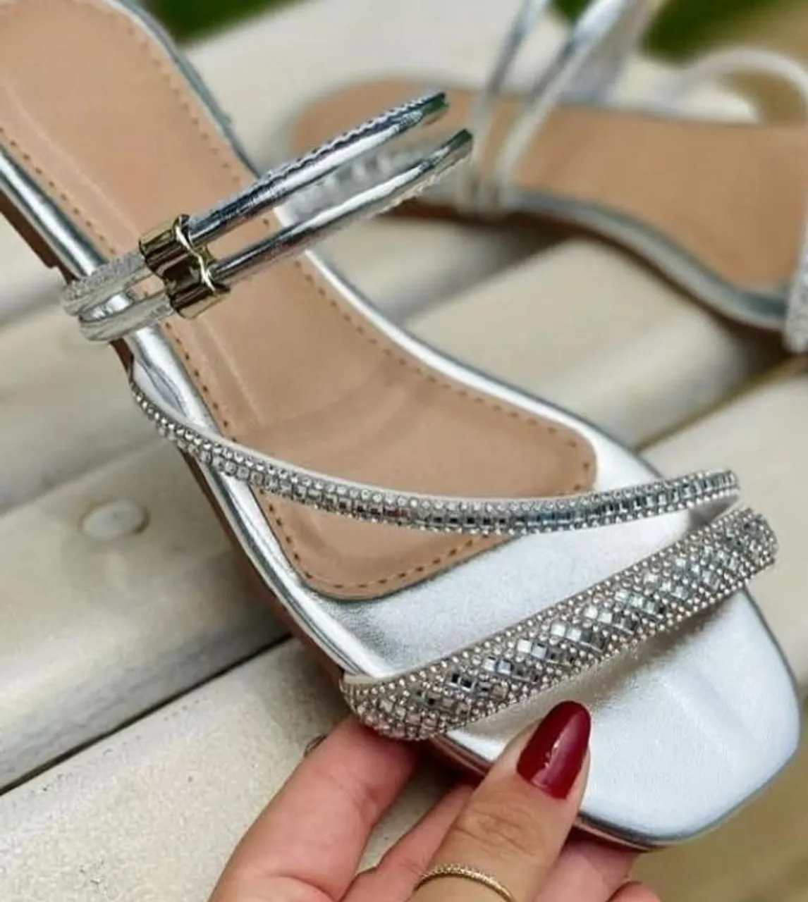 Sandália Prateada com Strass - Elegância nos seus pés!