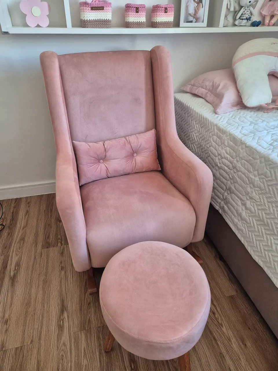 Poltrona de amamentação com pufe rosa