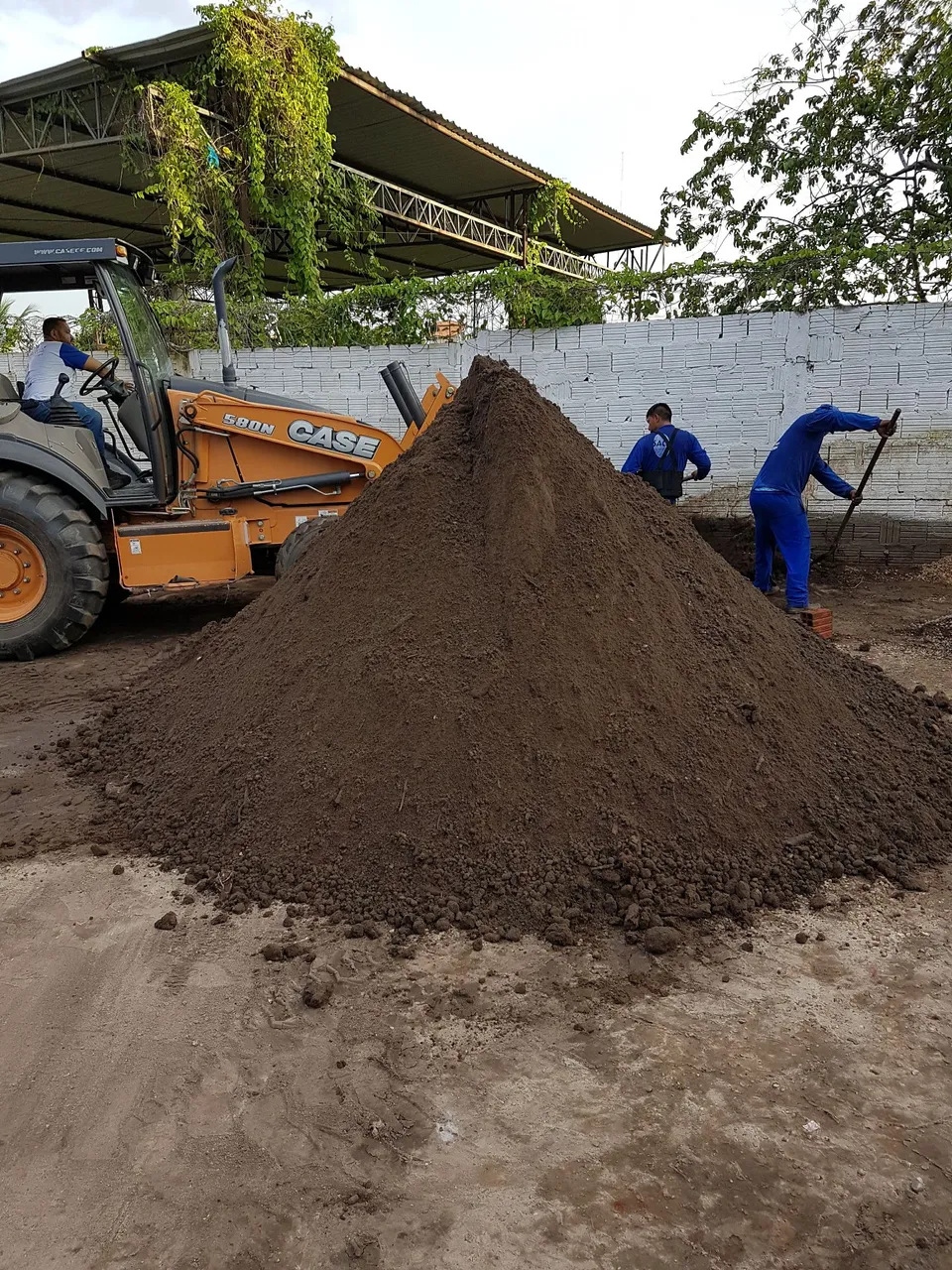 Alugamos retroescavadeira 4x4