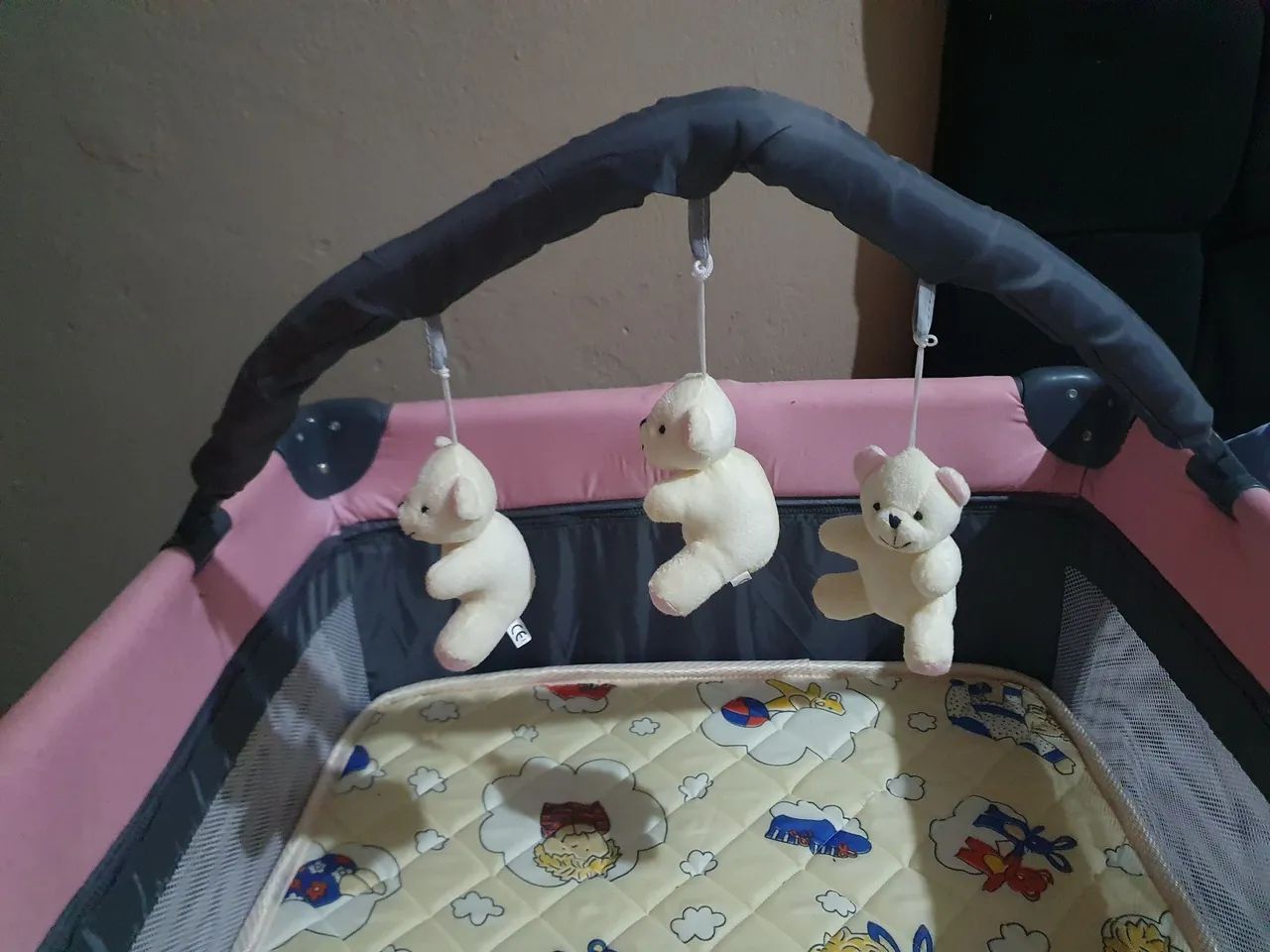 Berço portátil para bebê com mosquiteiro e trocador  - Foto 2
