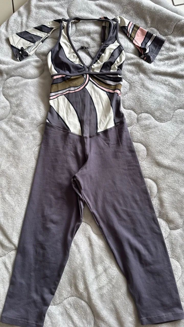 Macacão lycra com manguinhas 