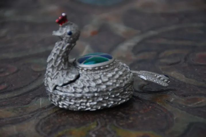 antigo porta comprimido , rape , anos 70 , forma pavao, metal e pedras , - Foto 3