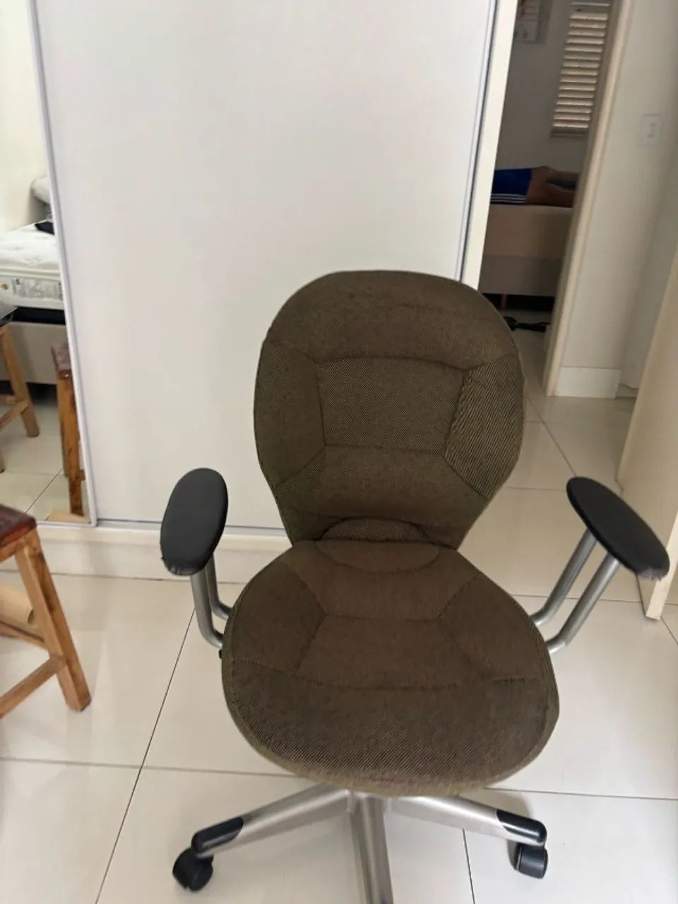 Cadeira seminova barata imperdível pra escritória quarto e etc