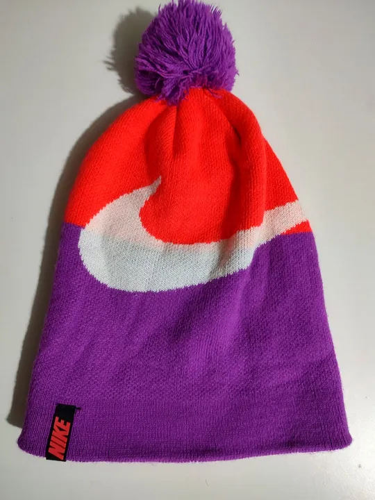 Boné Nike com Pompom - Vermelho e Roxo