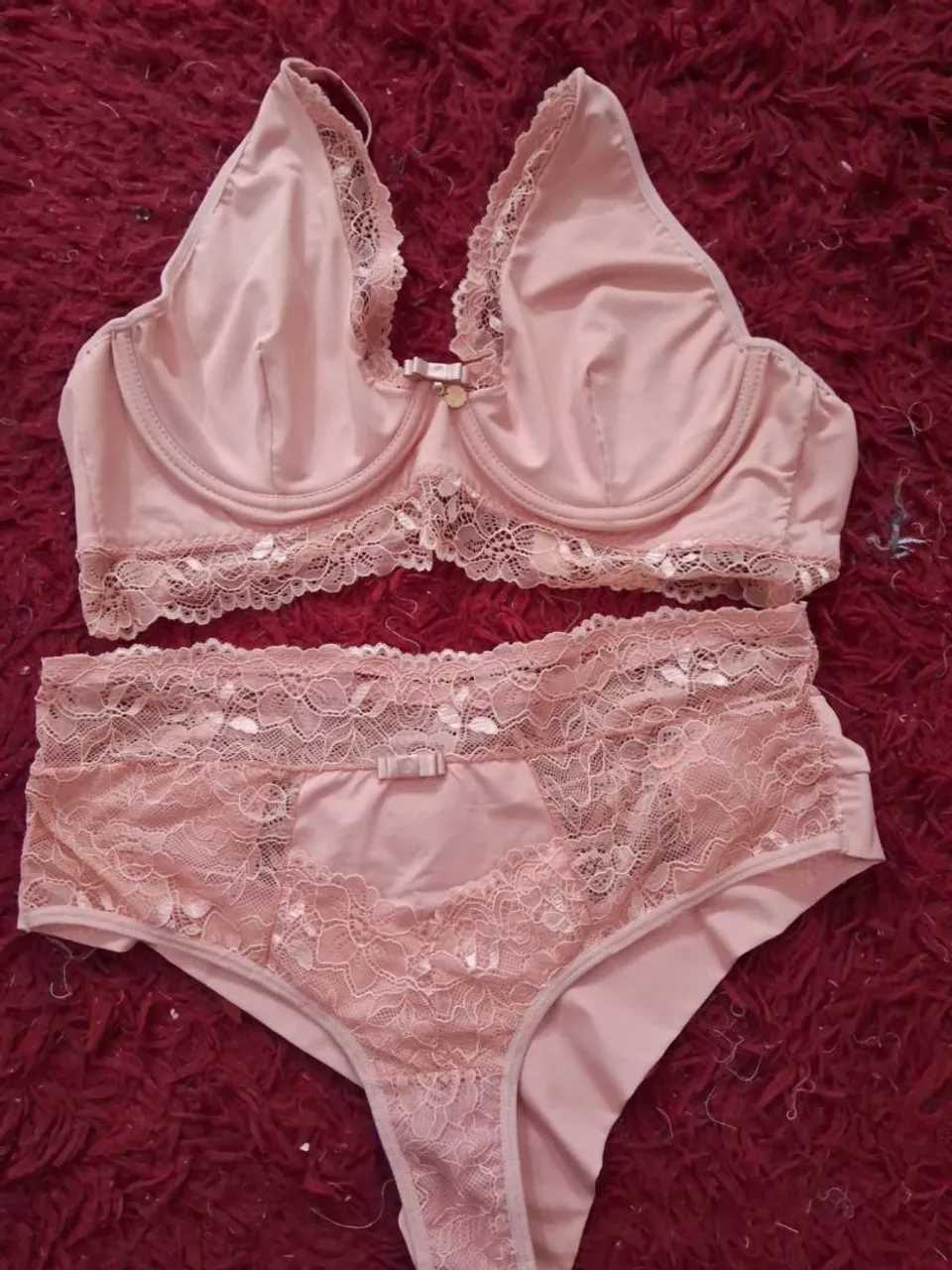 Conjunto de lingerie rosa com detalhes em renda