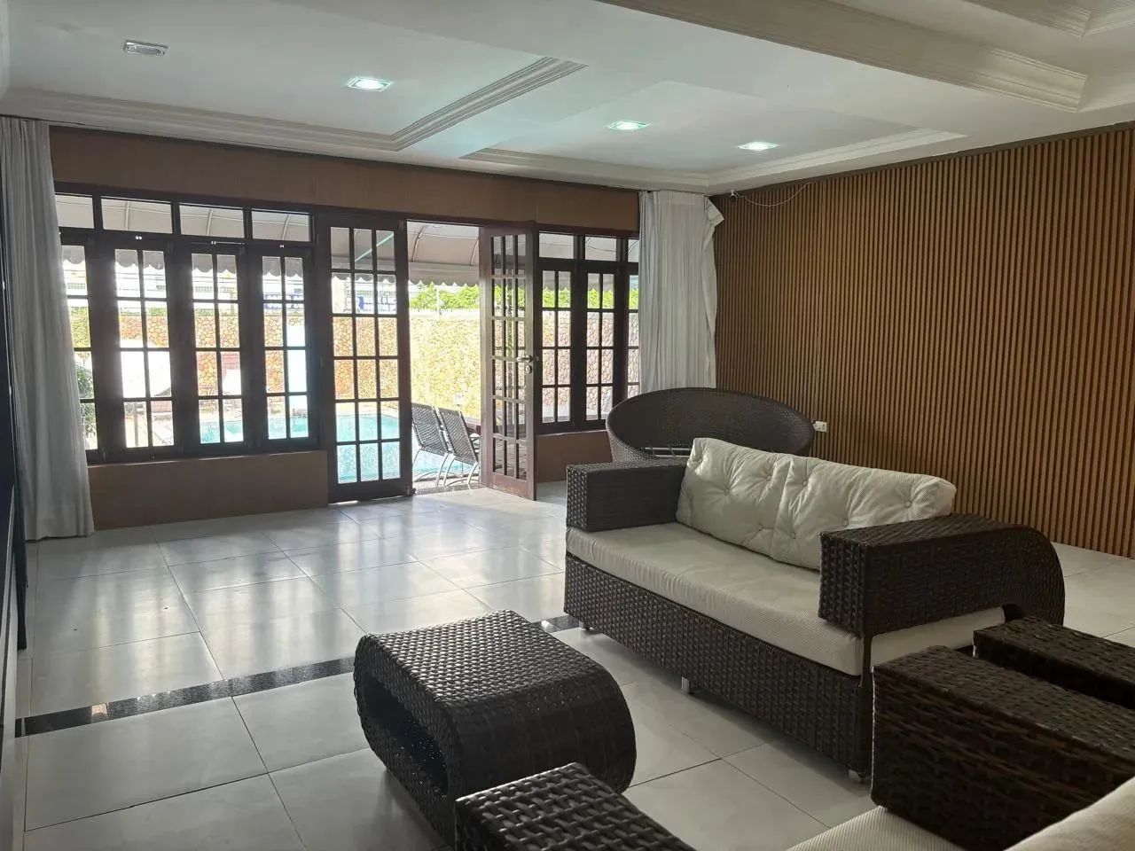 Casa c/pisc 300m2 4vagas toda no porcelanato - Foto 4