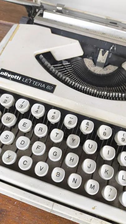 Máquina de escrever Olivetti Lettera 82