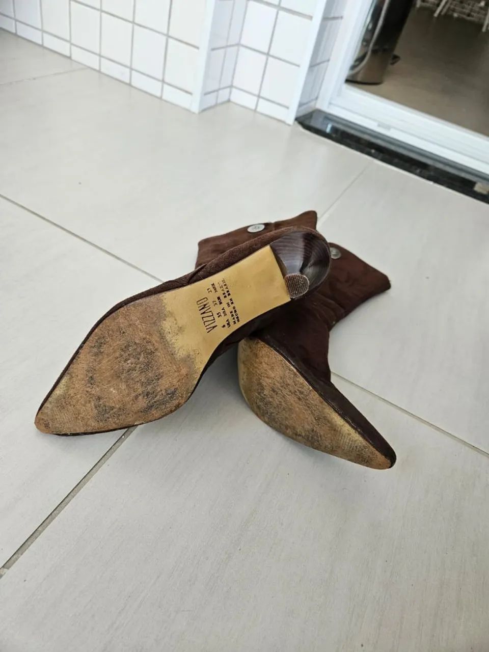 Bota de cano médio marrom com detalhes tamanho 35 - Foto 6