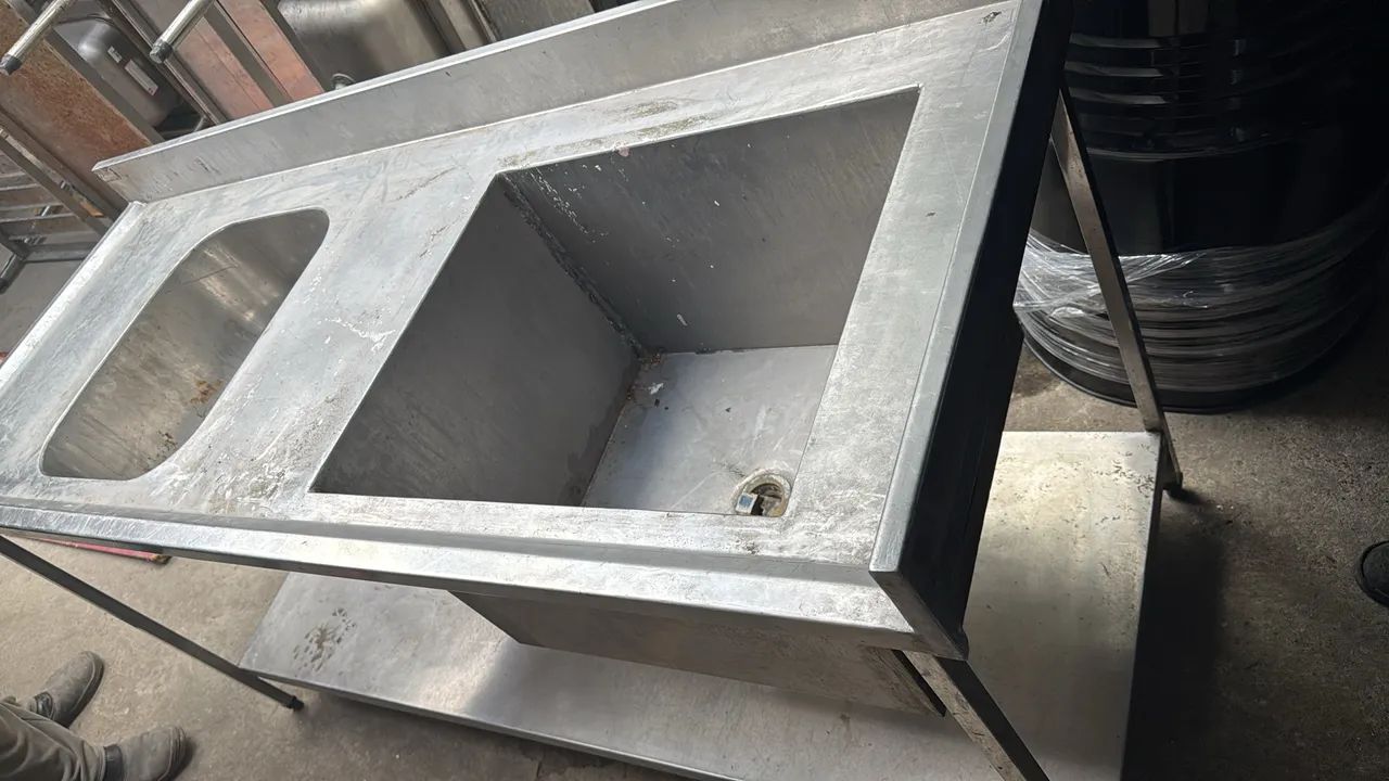 Bancada de inox com pia e prateleiras