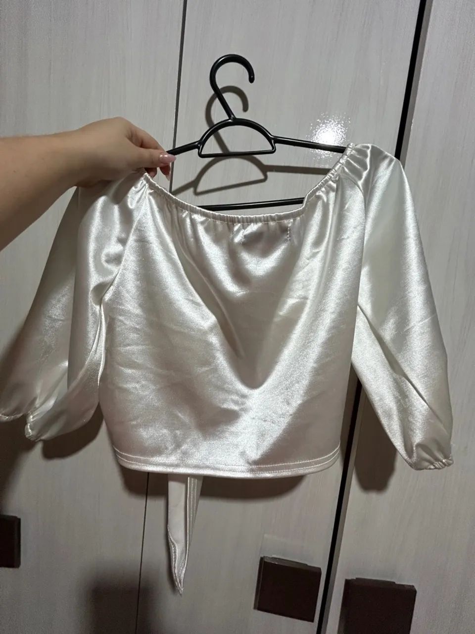 Blusa de cetim com nó frontal - Foto 3