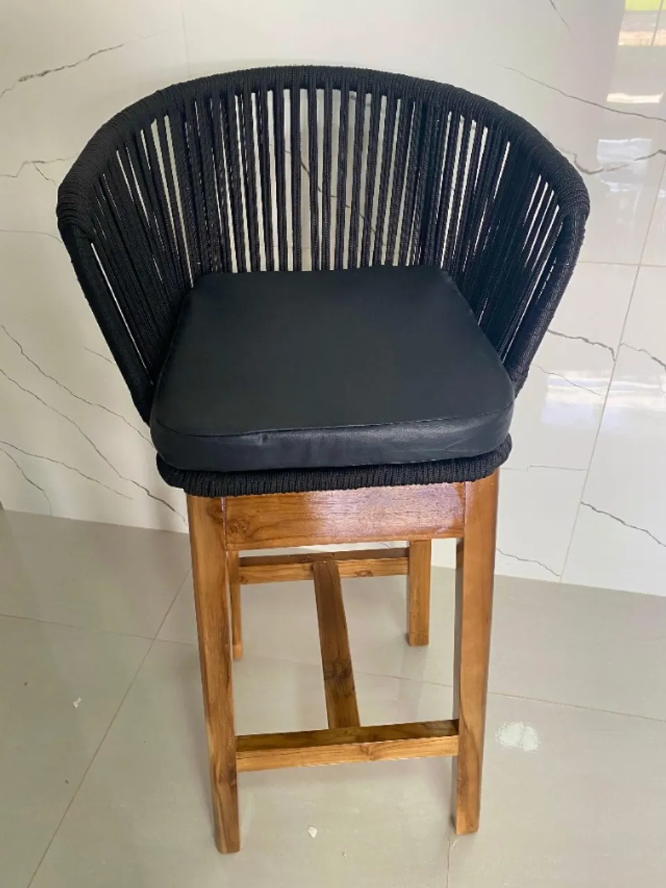 Banqueta em madeira e cordão náutico. Oferta Imperdível!