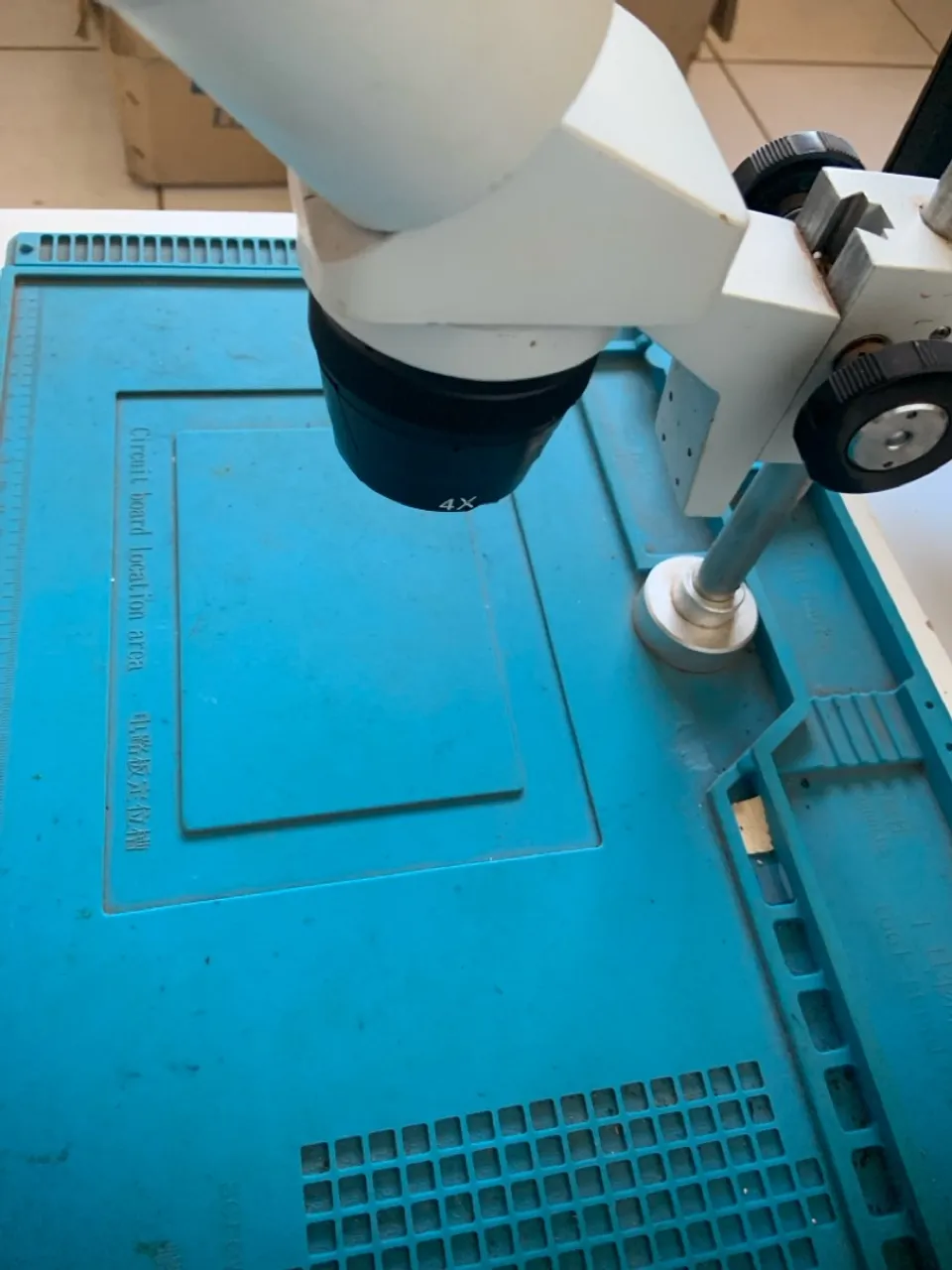 Microscópio binocular com base e manta