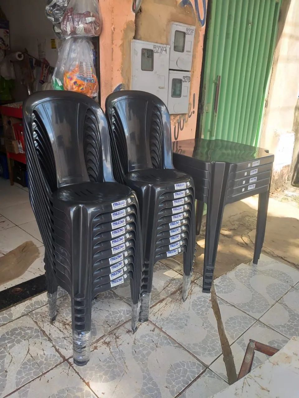 Conjunto de mesa e cadeiras de plástico bistrô novas  - Foto 4