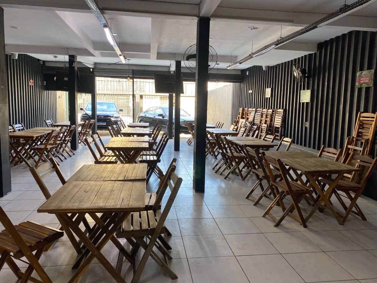 Conjunto de mesas e cadeiras de madeira, freezer, materiais completo para restaurante - Foto 2