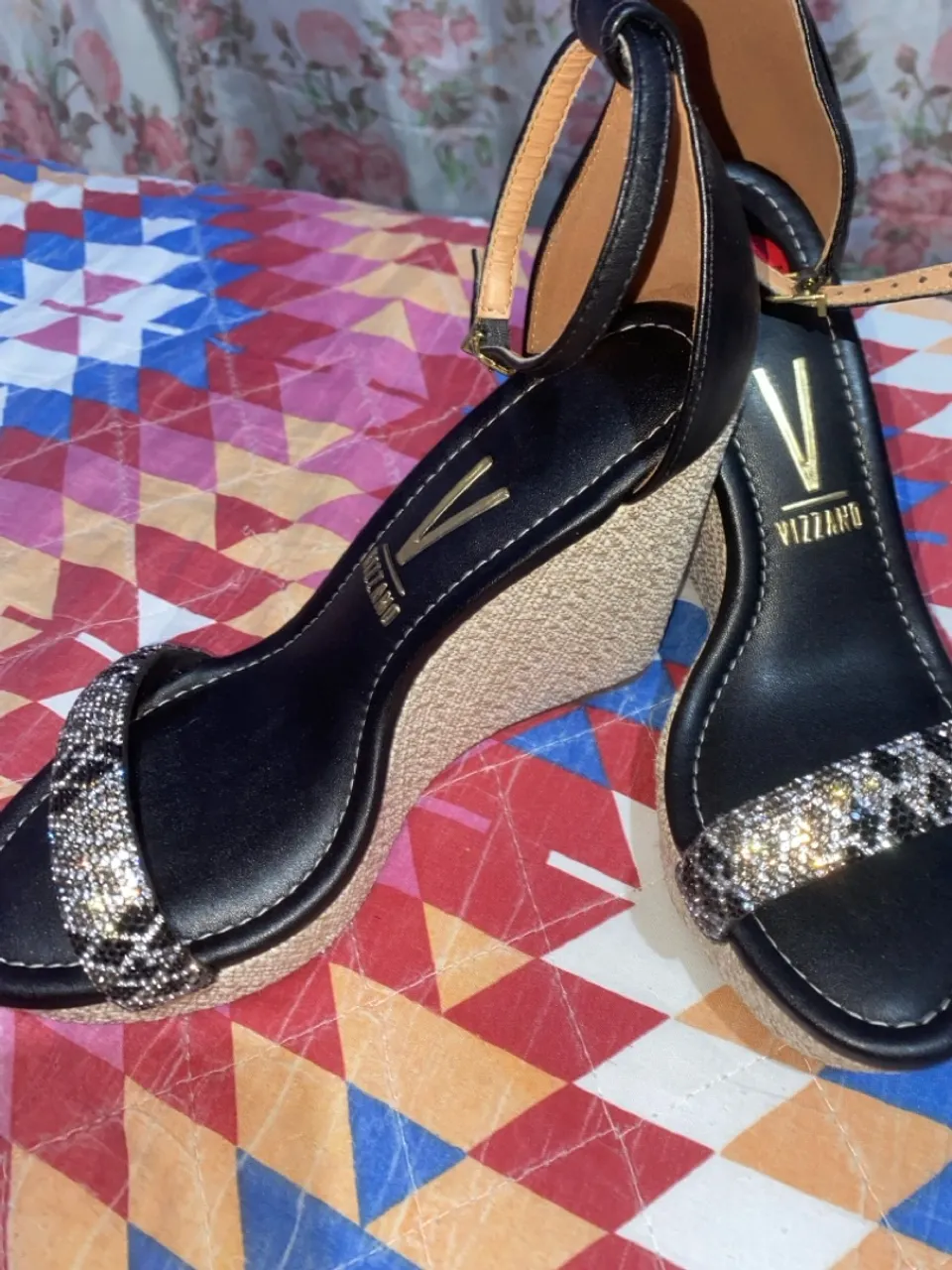 Sandália Vizzano Salto Anabela Strass Preta