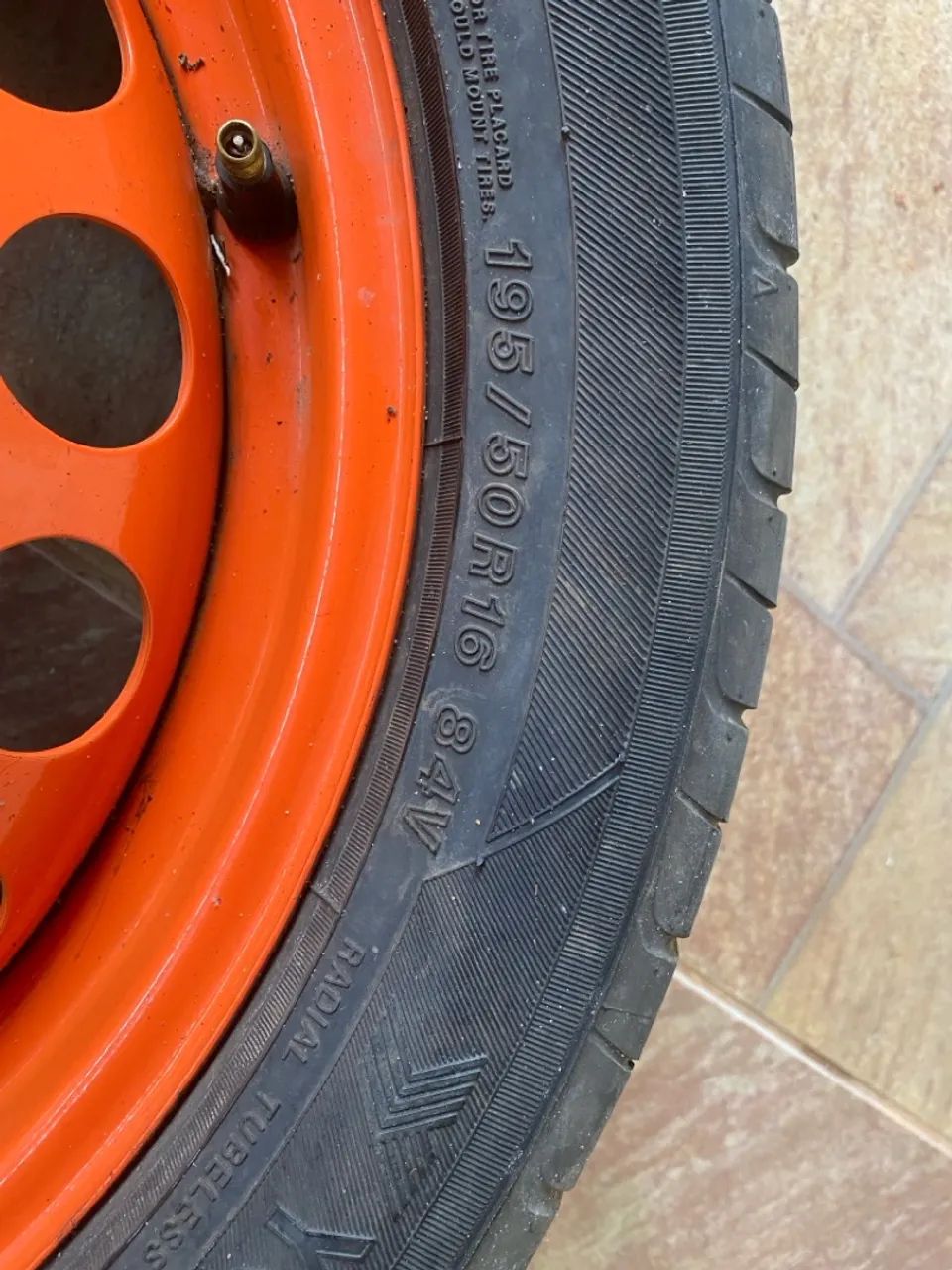 Roda e 2 pneus  - Foto 2