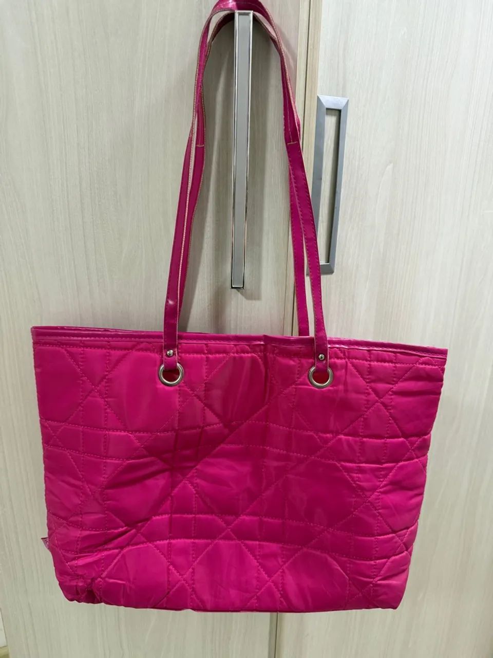 Bolsa de ombro acolchoada rosa vibrante - Foto 3