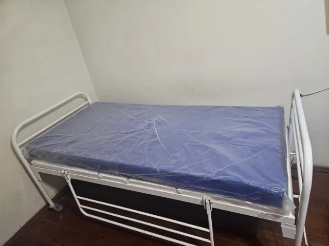 Cama hospitalar manual Rodizio + Colchão impermeável