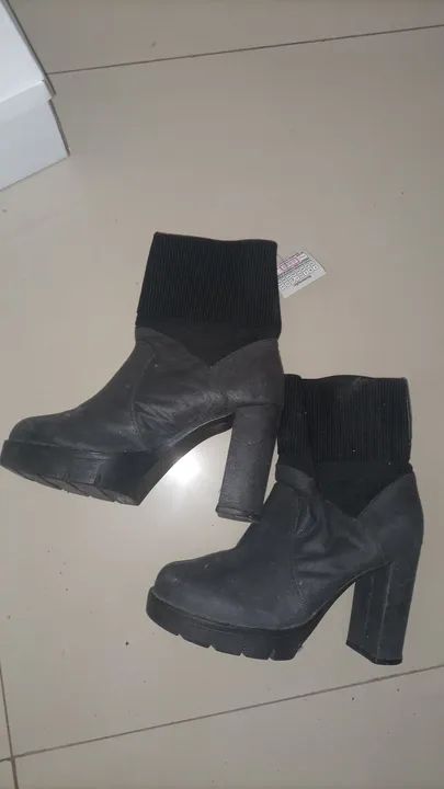 Botas pretas de cano curto