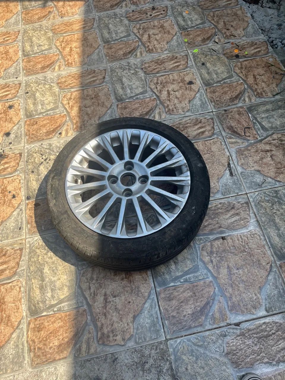 Roda aro 16 original Ford festa titanium com pneu meia vida  - Foto 3