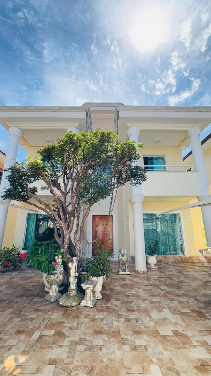 Sobrado Espaçoso em Bolsão Residencial  4 Dorms | 6 Banheiros | 260m²