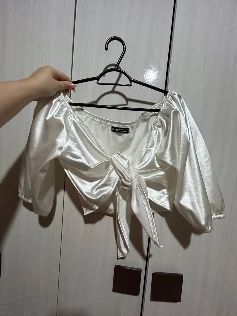 Blusa de cetim com nó frontal