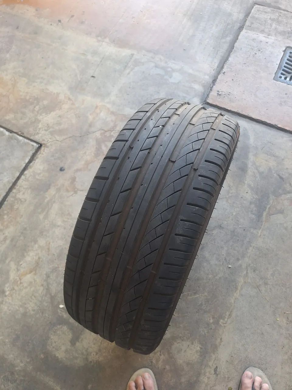 PNEU.225 X 45 X R17 EM EXCELENTE ESTADO,  QUASE NOVO, VEJA AS FOTOS 