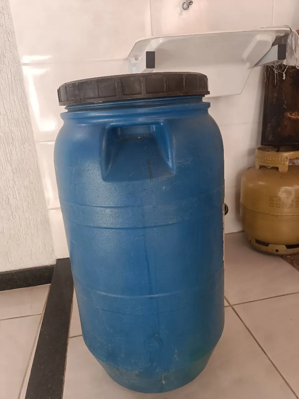 Barril de plástico azul (Bomba)