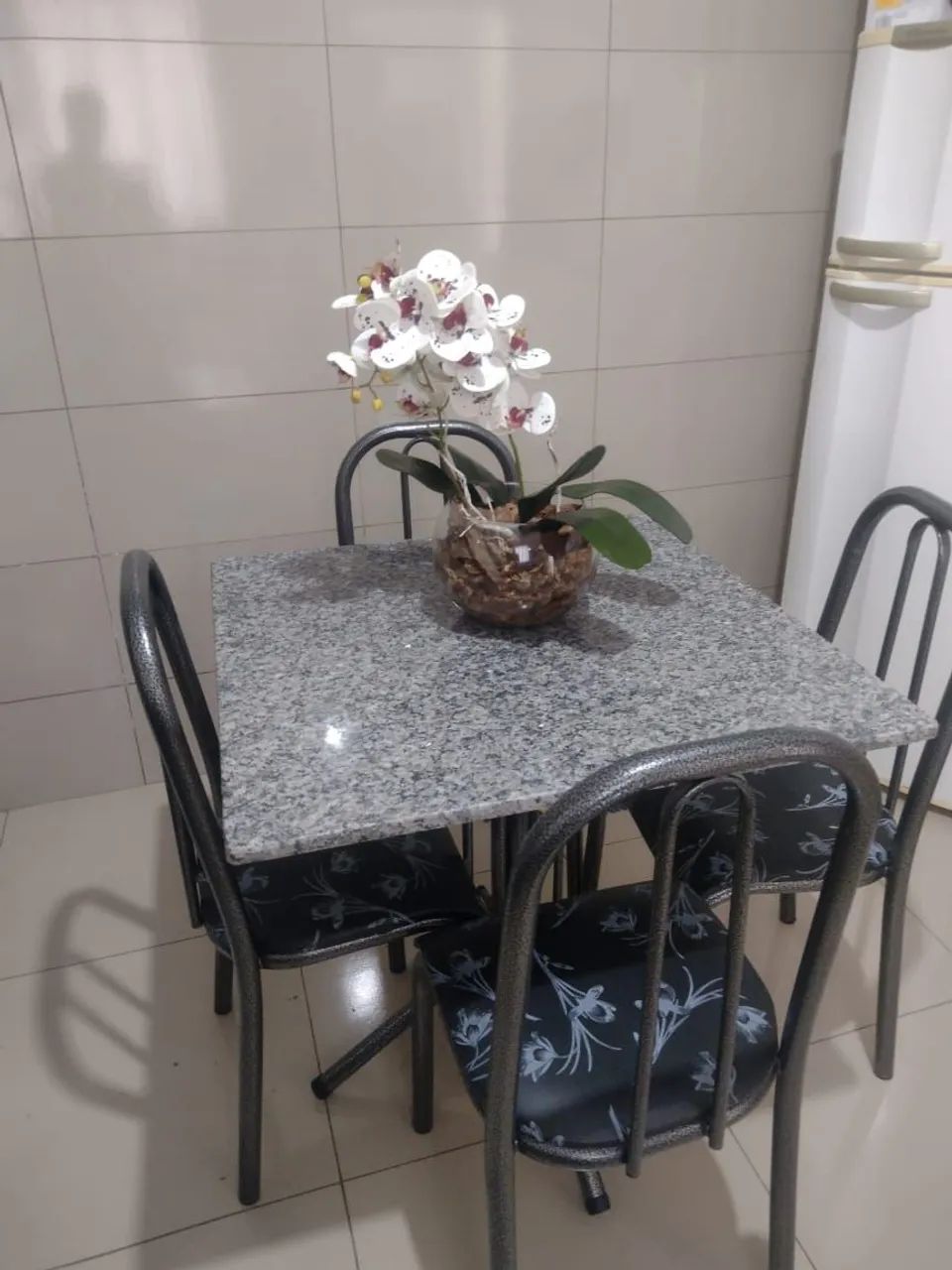 MESA COM 4 CADEIRAS QUADRADA COM PEDRA DE GRANITO COM ENTREGA E MONTAGEM GRÁTIS 
