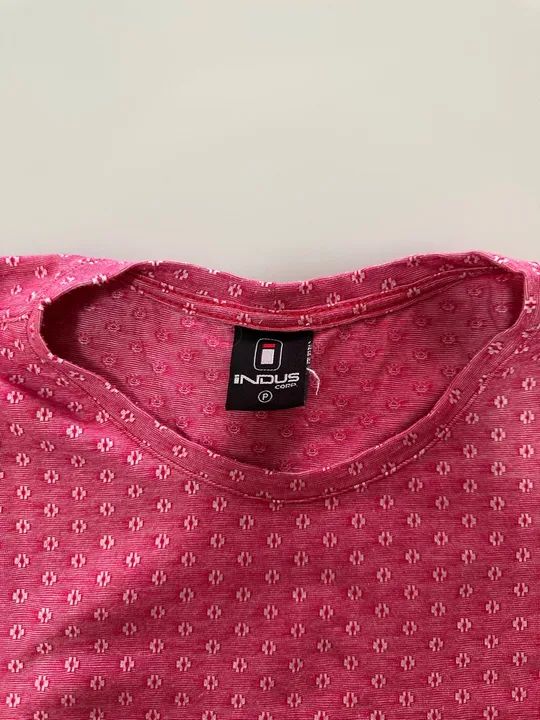 Indus- Camiseta Pink com estampas- Tamanho P - Foto 3