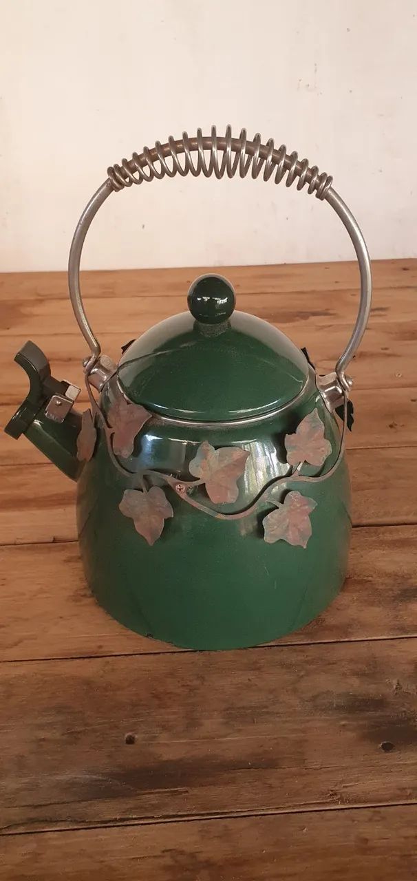 Chaleira esmaltada com apito, detalhes em ferro
