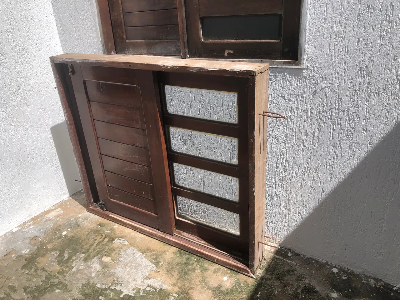 Janela de madeira para área externa